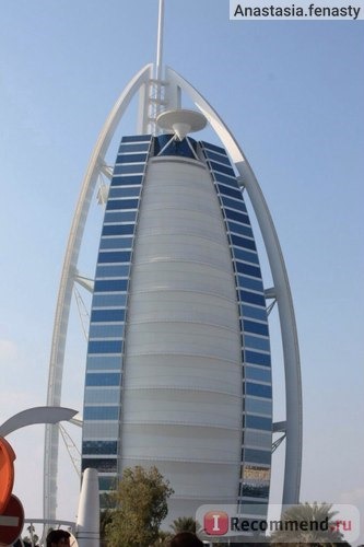 Знаменитый Парус, визитная карточка Дубая,не представляете себе,какая очередь стоит,чтобы сфотографироваться на фоне этой местной достопримечательности-отеля:)