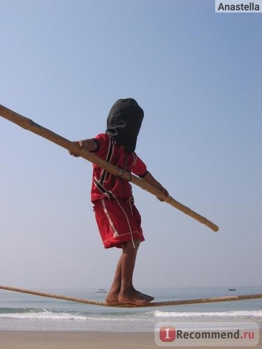 Мальчик ходит по канату. Пляж Бенаулим. Гоа. Индия.