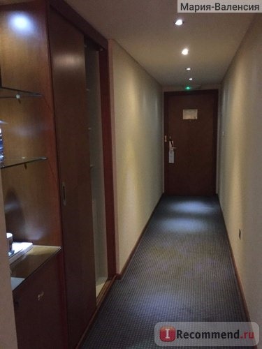 Длинный коридор в номере.