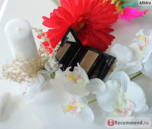 Тени Shiseido Luminizing Satin Eye Color фото