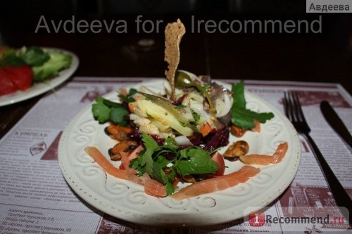 Салат с мидиями с подгулявшими овощами разных видов нарезки