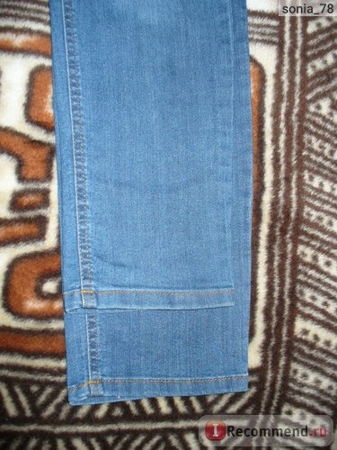 Джинсы skinny арт.91637695(снизу) и арт.97644995: значительная разница в длине, и совсем маленькая в ширине, хотя нижние джинсы больше на 2 размера.