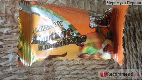 конфеты Самарский кондитер Абрикос в шоколаде с миндалем. 