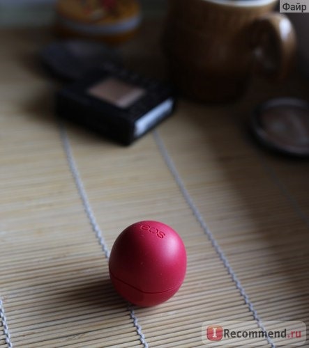 Бальзам для губ EOS Pomegranate Raspberry (Гранат и малина) фото