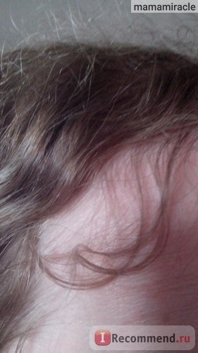 Специально выделила одну прядку, чтобы было видно, но такие прядки отросли по всей голове в большом количестве, волосы у меня вьющиеся