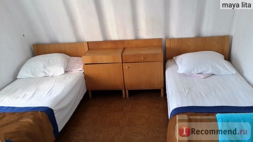 Две кровати и тумбочки, на стене висит зеркало (на фото его не видно)