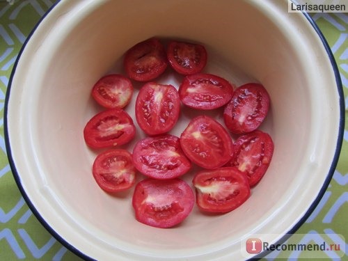 На дно кастрюли томаты срезами вверх