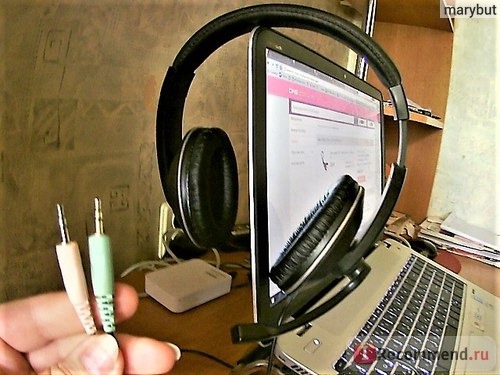 Гарнитурв с микрофоном и её штекера для подключения к устройствам