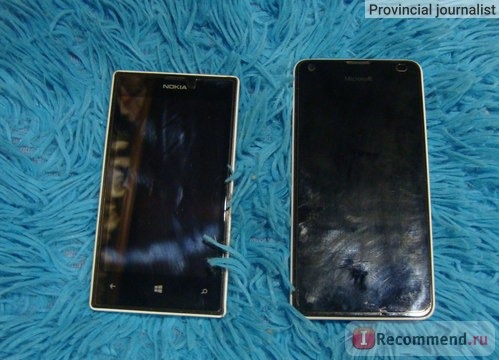 слева Lumia 520, справа - 550. Протёртые для фотосессии экраны замазюкались за пару минут((