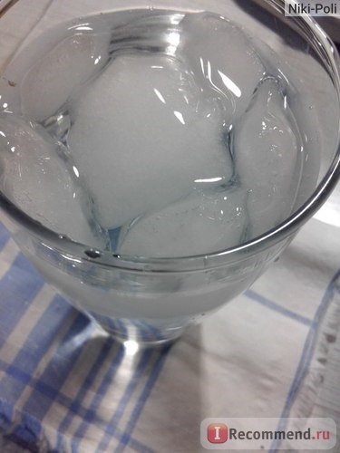 стакан чистой негазированной воды с 7 кубиками льда