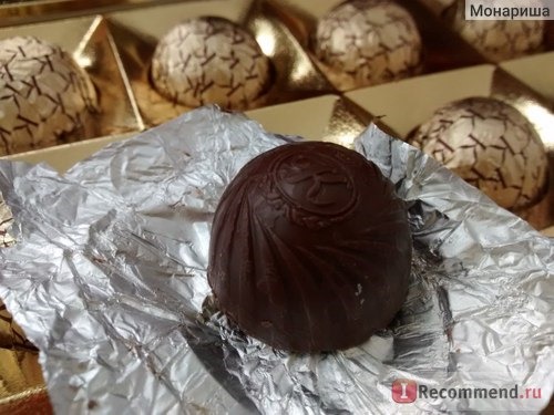 Конфеты Коркунов Темный шоколад, цельный фундук и темная ореховая начинка фото