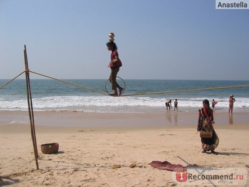 Хождение по канату. Пляж Бенаулим. Гоа. Индия.