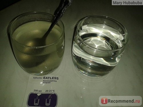Слева напиток Eatless, справа вода до добавления концентрата