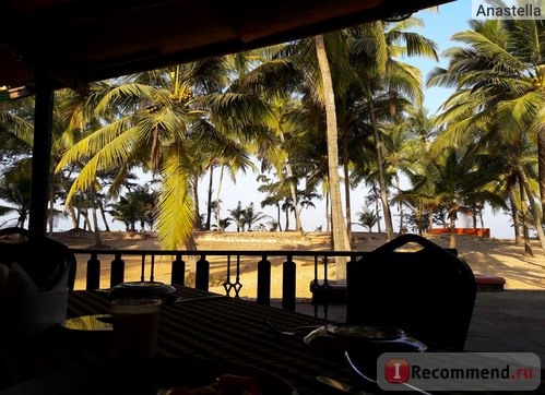 Вид на территорию отеля и море из ресторана во время завтрака