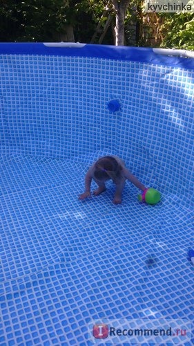Дочь помагает раправлять дно бассейна