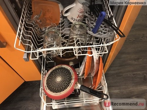 Достаточно много посуды влезает в оба отделения