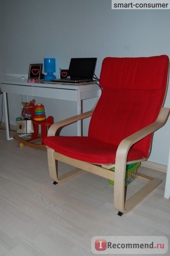 кресло Поэнг Икеа Ikea в интерьере. Он украшает наш скромный интерьер.