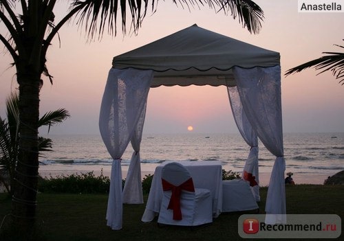 Романтический ужин на берегу океана в отеле Taj Exotica, Гоа, Индия.