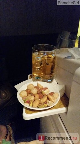Орешки и напитки в начале полета. Бизнесс