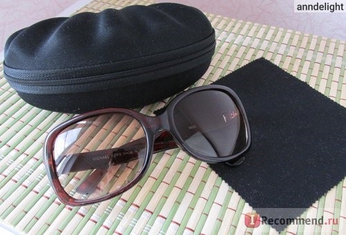 Солнцезащитные очки Michael Kors в комплекте с чехлом и салфеткой
