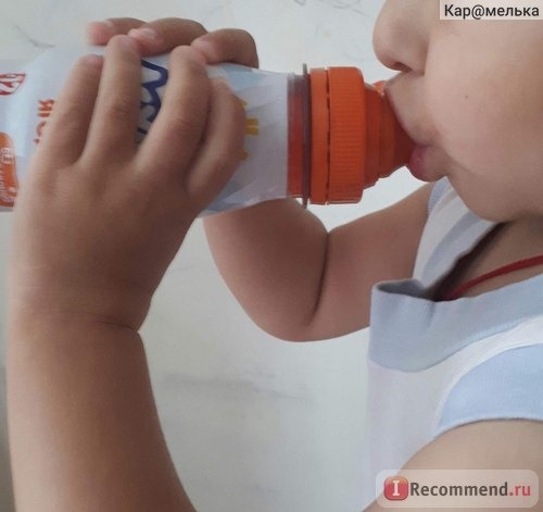 Из бутылочки удобно пить даже самому ребёнку