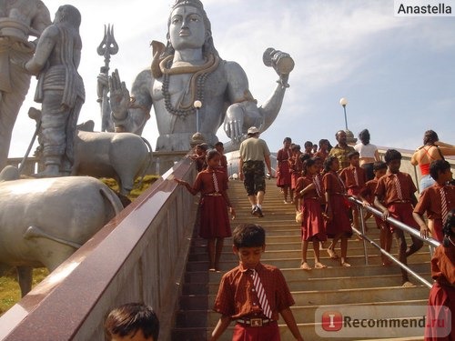 Статуя Шивы (40 метров). Мурдешвар (Мурудешвара, Мурдешвара) — город в Индии (штат Карнатака) на побережье Аравийского моря.
