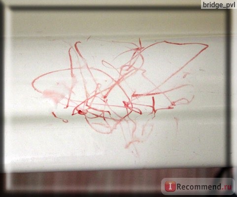 Первые художества маркером на ванной