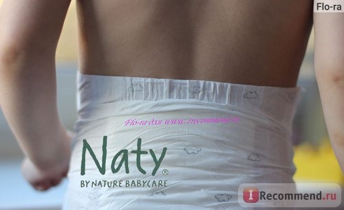 Подгузник Naty by Nature Babycare на ребёнке. Вид сзади.