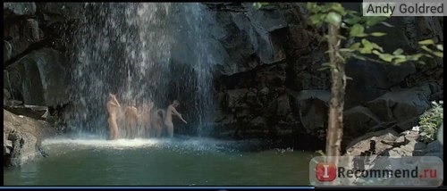 Голые девушки в водопаде