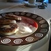 Сырники со сметаной и малиновым соусом