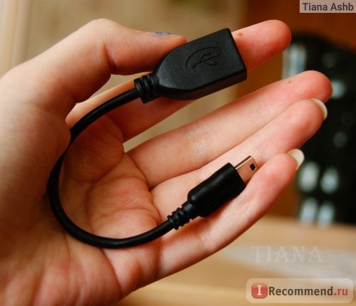 USB кабель, к которому можно подключать флэшку