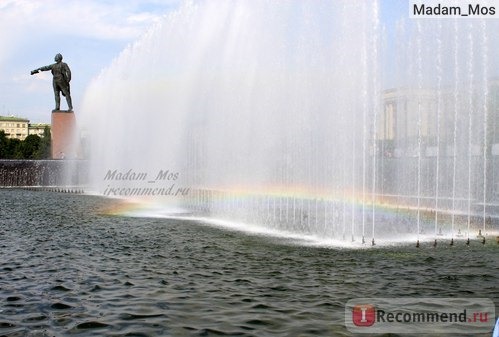 Фонтанный комплекс на Московской площади и памятник Ленину.