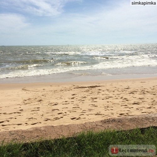 Песчаный пляж у отеля