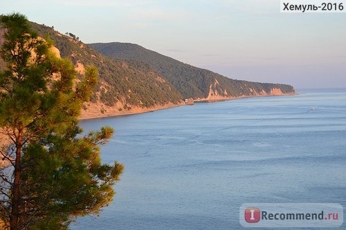 Вид со скалы в сторону скалы Парус