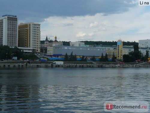 Вдалеке виднеется речной порт (жёлто-серое здание)