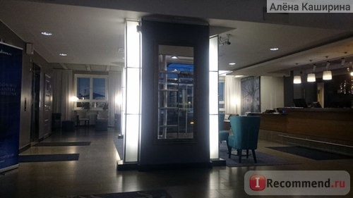 при входе в отель Radisson Blu Aleksanteri Hotel