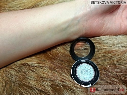 На фото чистая рука после смывания свотчей обычной водой и спонжем!