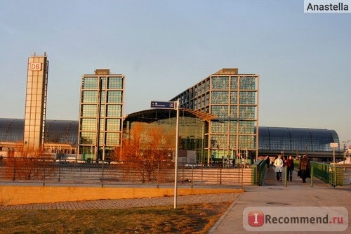 Центральный вокзал Берлина (Berlin Hauptbahnhof) - самый крупный и современный железнодорожный вокзал Европы.