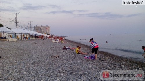 первый день море волновалось,но через день успокоилось и народу было действительно много