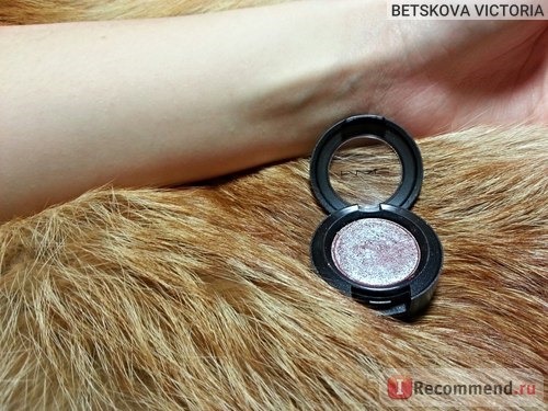 Тени прекрасно смывается спонжем и обычной водой.