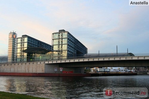 Центральный вокзал Берлина (Berlin Hauptbahnhof) - самый крупный и современный железнодорожный вокзал Европы.