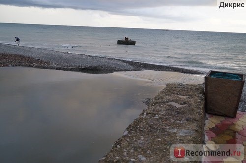 впадает прям в море, рядом пляж