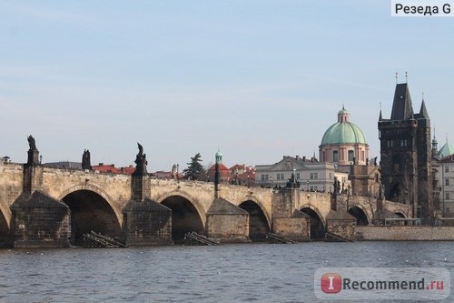 Карлов мост. Кстати, можно по реке Влтава прокатиться на катере. 