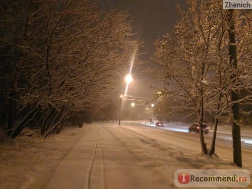 Пока не могу нормально фотографировать в тёмное время суток. Именно на этой фотографии меня заметало снегом и поэтому получилось немного размыто.