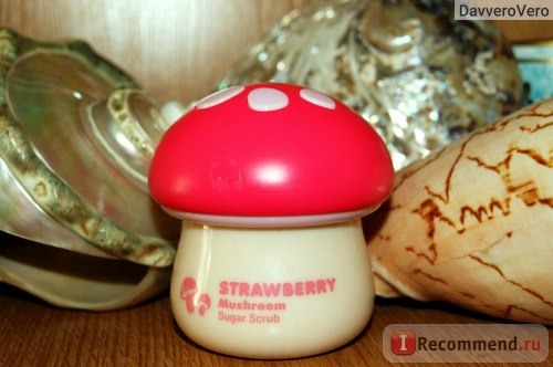 Скраб для лица TONY MOLY Magic Food Strawberry Mushrooms Sugar Scrab