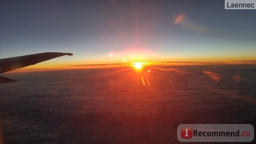 Ноябрьский закат в Питере можно увидеть только из окна самолета