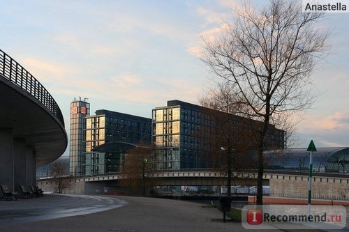 Центральный вокзал Берлина (Berlin Hauptbahnhof) - самый крупный и современный железнодорожный вокзал Европы.