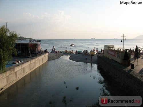 Кабардинка, вода от грязной машины стекает почти в море