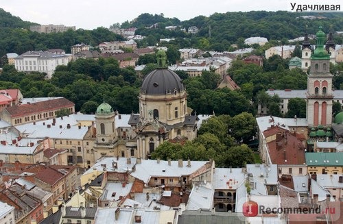 Вид на Доминиканский костёл со смотровой площадки Ратуши