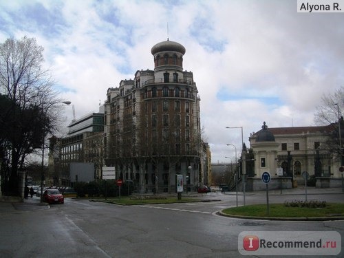 Дом с куполом на выходе из парка